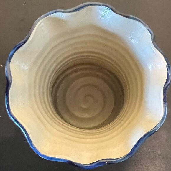 Williamsburg Pottery Salt Glaze Pottery Ruffled Rim Vase w/ Cobalt Blue Flower - Picture 6 of 13